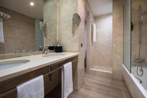 Junior suite Con Vistas 2 Camas dobles del hotel Eurostars Al-Andalus Palace. Foto 5