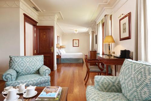 Habitación Doble Deluxe con terraza del hotel Inglaterra. Foto 1