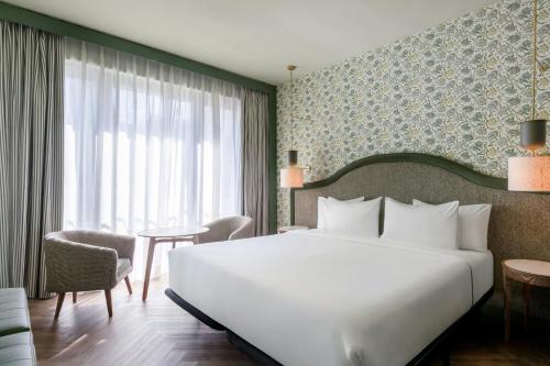 Suite Junior con cama extragrande del hotel Ac Ciudad De Sevilla By Marriott