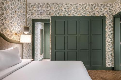 Suite Junior con cama extragrande del hotel Ac Ciudad De Sevilla By Marriott. Foto 2