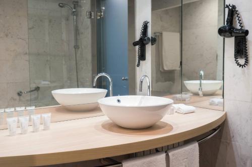 Habitación Estándar - 1 cama extragrande del hotel Ac Ciudad De Sevilla By Marriott. Foto 2