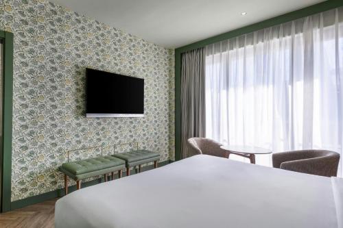 Suite Junior con cama extragrande del hotel Ac Ciudad De Sevilla By Marriott. Foto 3