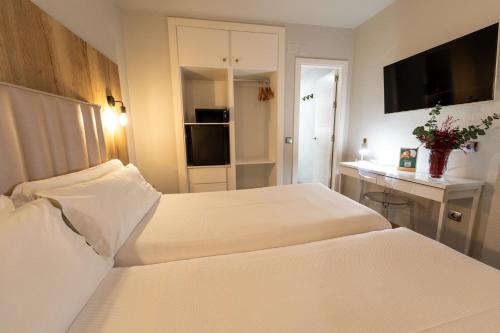 Habitación Doble con Cama supletoria del hotel Sercotel Doña Carmela. Foto 1