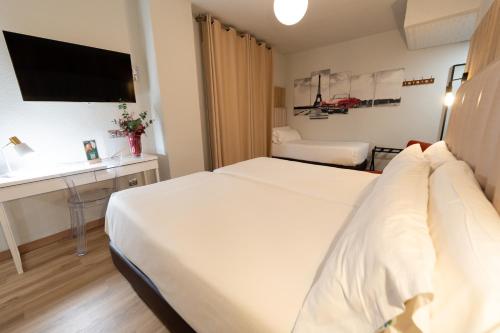 Habitación Doble con Cama supletoria del hotel Sercotel Doña Carmela. Foto 6