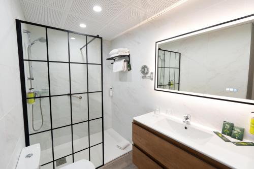 Habitación Doble con Cama supletoria del hotel Sercotel Doña Carmela. Foto 7