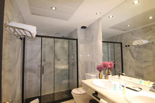 Habitación familiar Sofá Cama incluido 2 Camas individuales del hotel San Gil. Foto 1