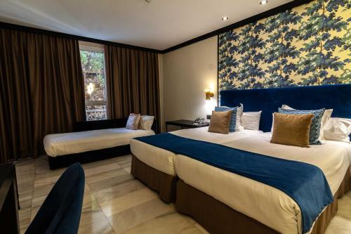 Habitación familiar Sofá Cama incluido 2 Camas individuales del hotel San Gil. Foto 5