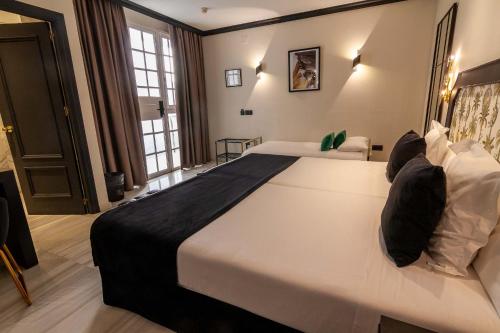 Habitación familiar Sofá Cama incluido 2 Camas individuales del hotel San Gil. Foto 7