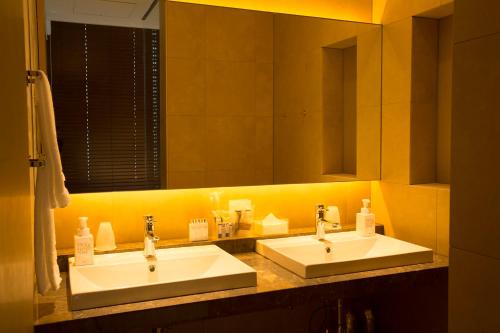 Habitación Premium con 2 camas individuales y vistas desde el baño (plantas 15 y 16) - No fumadores del hotel Jr Kyushu Blossom Shinjuku. Foto 6