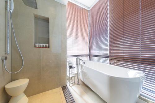 Habitación Premium con 2 camas individuales y vistas desde el baño (plantas 15 y 16) - No fumadores del hotel Jr Kyushu Blossom Shinjuku. Foto 16