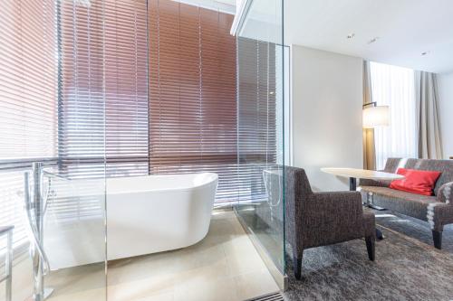 Habitación Premium con 2 camas individuales y vistas desde el baño (plantas 15 y 16) - No fumadores del hotel Jr Kyushu Blossom Shinjuku. Foto 17
