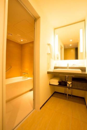 Habitación Doble Deluxe (3 personas) - 2 camas del hotel Jr Kyushu Blossom Shinjuku. Foto 2