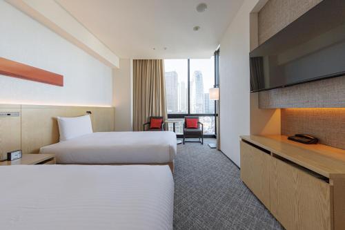 Habitación Doble Deluxe (3 personas) - 2 camas del hotel Jr Kyushu Blossom Shinjuku. Foto 3