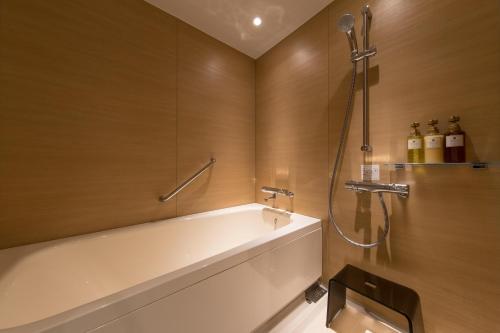 Habitación Doble Deluxe (3 personas) - 2 camas del hotel Jr Kyushu Blossom Shinjuku. Foto 11