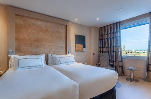 Meliá Twin Room con vistas del hotel Melia Sevilla. Foto 2