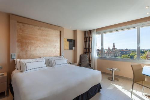 Meliá Room con Vistas Cama Doble del hotel Melia Sevilla. Foto 1