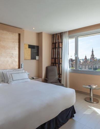 Meliá Room con Vistas Cama Doble del hotel Melia Sevilla. Foto 4