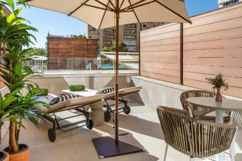 Habitación The Level Melia con terraza del hotel Melia Sevilla. Foto 4