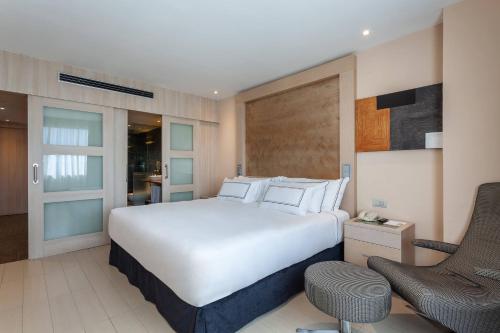 Meliá Room Cama Queen del hotel Melia Sevilla. Foto 1
