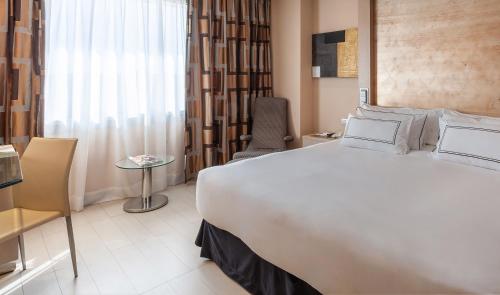 Meliá Room Cama Queen del hotel Melia Sevilla. Foto 2