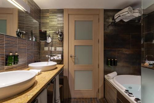 Suite Junior The Level con bañera de hidromasaje del hotel Melia Sevilla. Foto 3