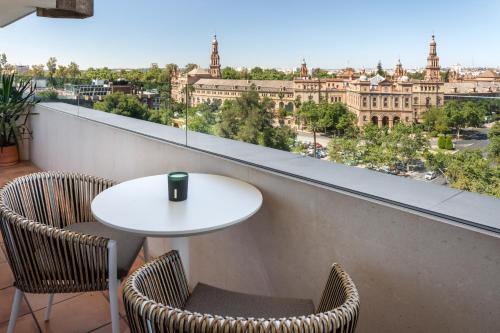 Suite The Level con terraza del hotel Melia Sevilla. Foto 2