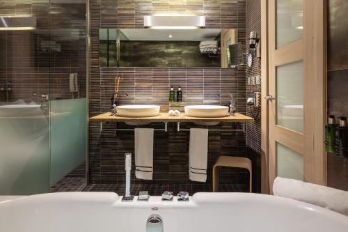 Suite Junior The Level con bañera de hidromasaje del hotel Melia Sevilla. Foto 1