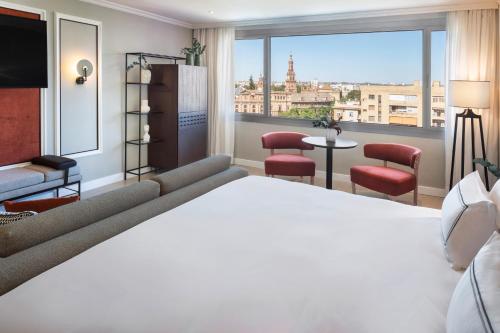 Suite Junior The Level con bañera de hidromasaje del hotel Melia Sevilla. Foto 7