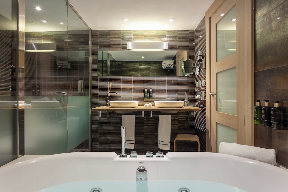 Junior Suite The Level con Hidromasaje del hotel Melia Sevilla. Foto 9
