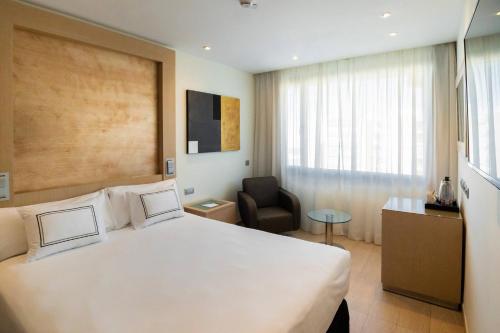 Habitación Meliá del hotel Melia Sevilla. Foto 12