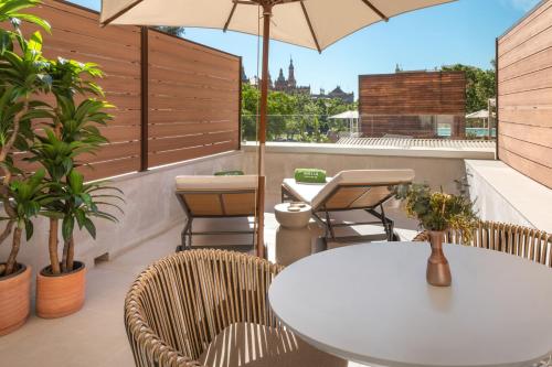 Habitación The Level Melia con terraza del hotel Melia Sevilla. Foto 18