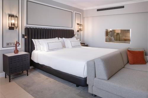 Suite Junior The Level con bañera de hidromasaje del hotel Melia Sevilla. Foto 18