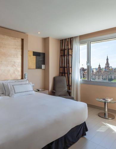 Habitación Meliá con vistas - 1 cama doble del hotel Melia Sevilla. Foto 22