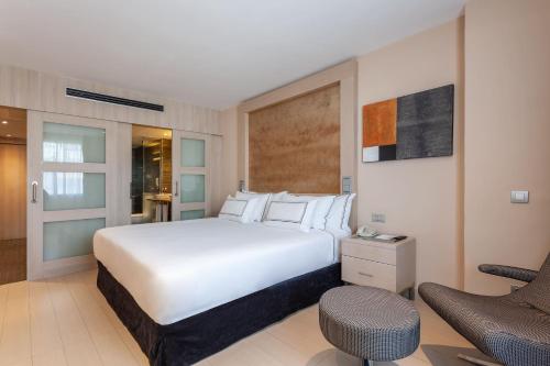 Habitación Premium Comunicada del hotel Melia Sevilla. Foto 17