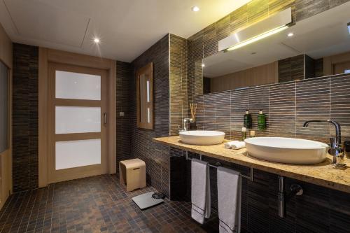 Suite The Level con terraza del hotel Melia Sevilla. Foto 21