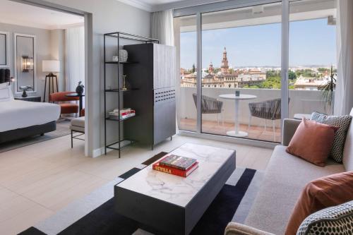 Suite The Level con terraza del hotel Melia Sevilla. Foto 22