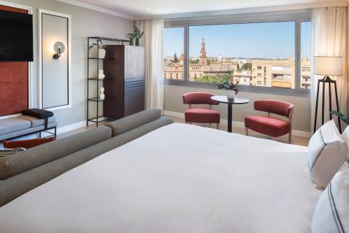 Suite Junior The Level con bañera de hidromasaje del hotel Melia Sevilla. Foto 24