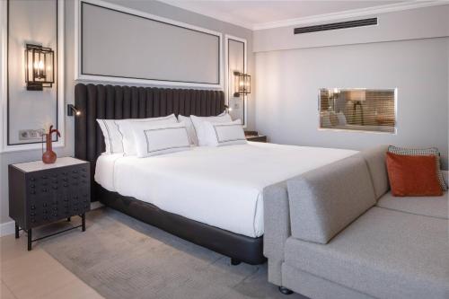 Suite Junior The Level con bañera de hidromasaje del hotel Melia Sevilla. Foto 25
