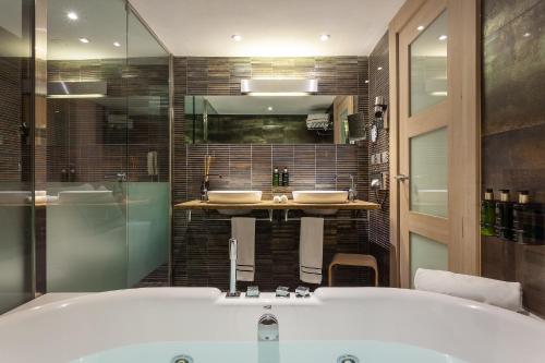 Suite Junior The Level con bañera de hidromasaje del hotel Melia Sevilla. Foto 26