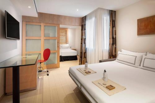 Habitación familiar 1 habitación Con Vistas del hotel Melia Sevilla. Foto 19