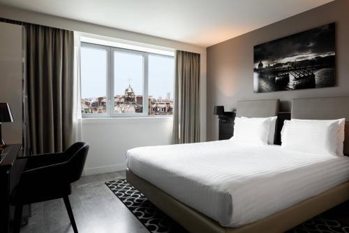 Habitación Superior con cama extragrande del hotel Ac Porte Maillot. Foto 4