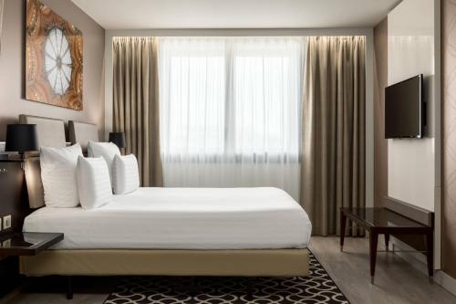 Habitación Superior con cama extragrande del hotel Ac Porte Maillot. Foto 5