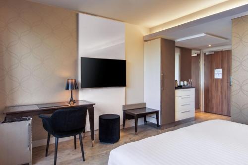 Habitación Superior con cama extragrande del hotel Ac Porte Maillot. Foto 7