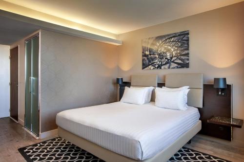 Habitación Clásica con cama extragrande del hotel Ac Porte Maillot. Foto 3