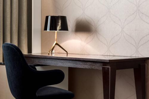 Habitación Clásica con cama extragrande del hotel Ac Porte Maillot. Foto 4