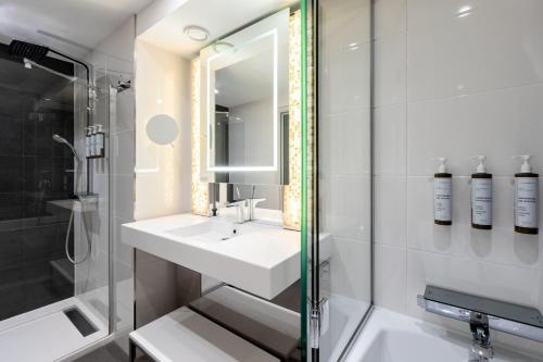 Suite Junior del hotel Ac Porte Maillot. Foto 5