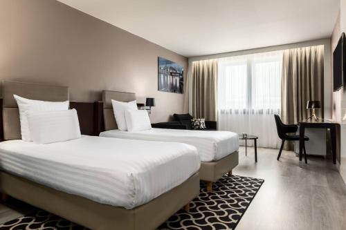 Family Room with Twin Beds and Sofa Bed del hotel Ac Porte Maillot