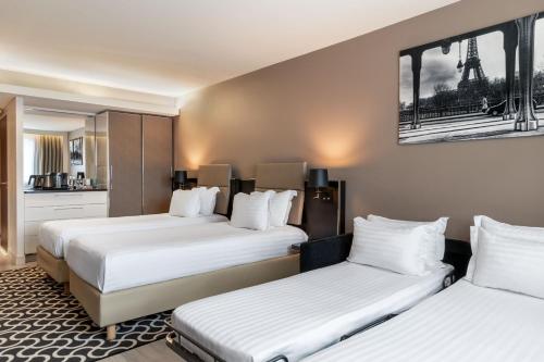 Family Room with Twin Beds and Sofa Bed del hotel Ac Porte Maillot. Foto 2