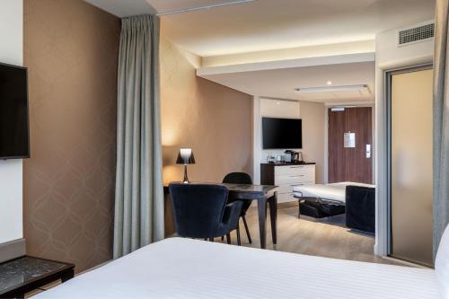 Family Room with Double bed and Sofa Bed del hotel Ac Porte Maillot. Foto 2