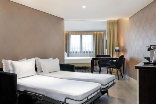 Family Room with Double bed and Sofa Bed del hotel Ac Porte Maillot. Foto 3